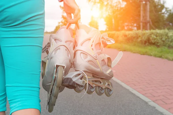 Frau mit Rollschuhen — Stockfoto