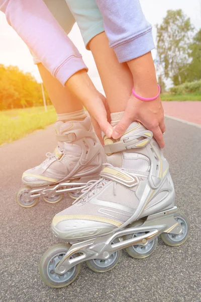 Patineur blessé avec jambe douloureuse — Photo