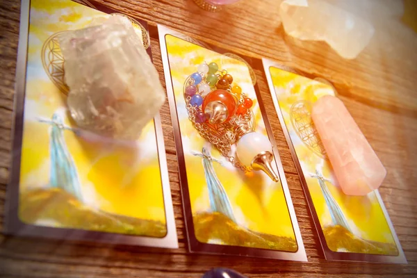 Tarot kartları bir tahta üzerinde