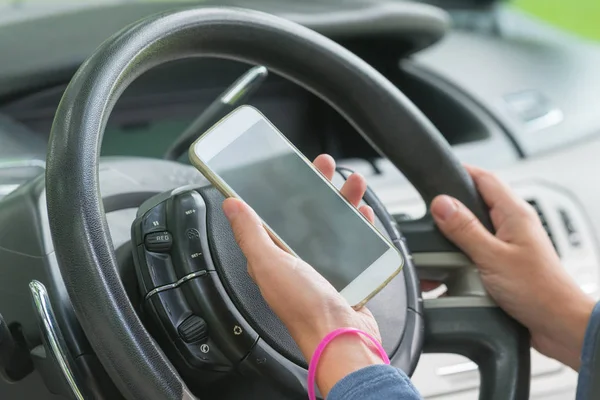 Använda telefonen medan du kör bilen — Stockfoto