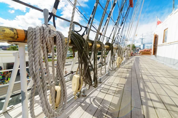 ipler bir yelkenli üzerinde