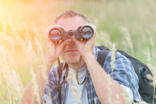 Homem olhando através binocular — Fotografia de Stock