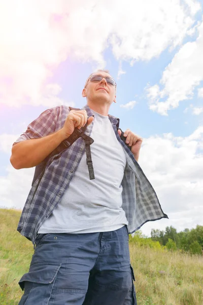 Homme de randonnée avec sac à dos — Photo