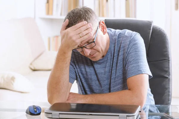 Müder Geschäftsmann im Home Office — Stockfoto