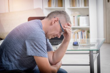 Serbest meslek sahibi adam kafasını üzerinde elele Office işyerinde