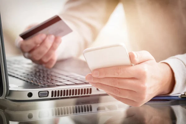 Dames hand met credit card en smartphone — Stockfoto