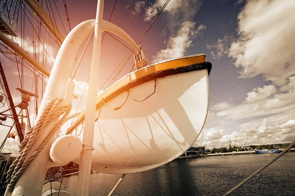 Rettungsboot auf Segelschiff — Stockfoto