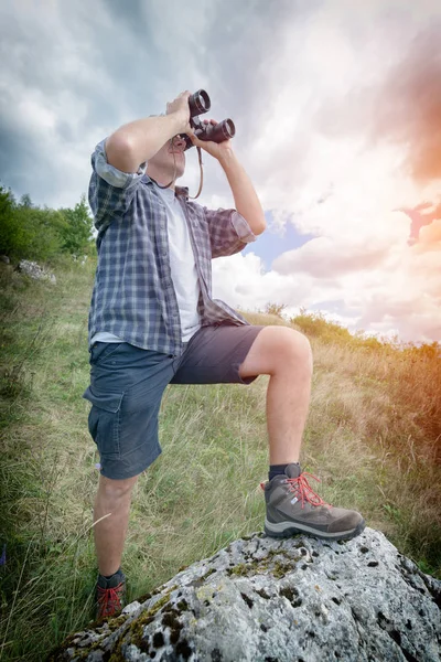 dürbün ile görünen adam