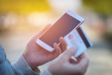 Akıllı telefon ve açık kredi kartı ile ödeme