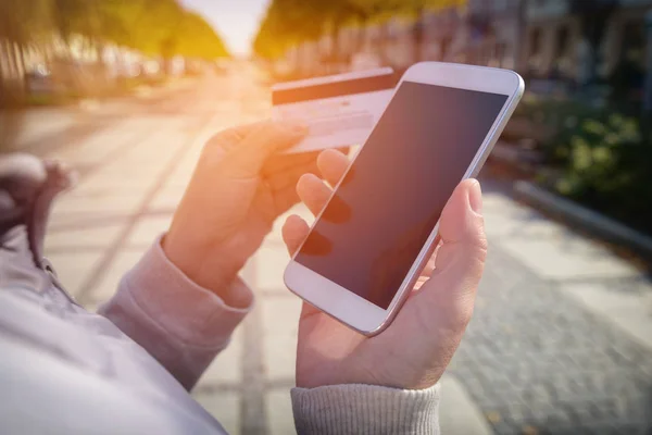 Pago con smartphone y tarjeta de crédito al aire libre —  Fotos de Stock