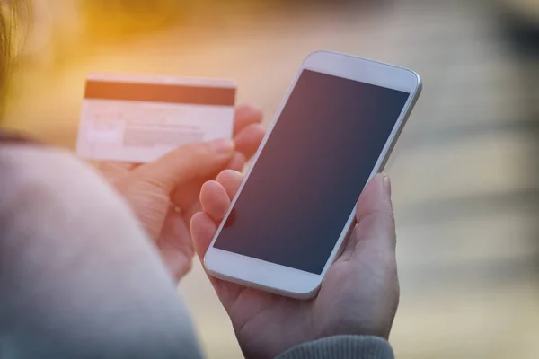 Betalen met smartphone en credit card buiten — Stockfoto