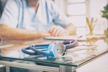 Steteskop ve doktor kapat