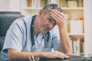 Ofisinde çok çalışan bir doktor.