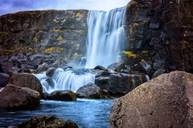 İzlanda 'da Oxarafoss şelalesi