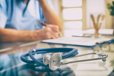 Steteskop ve doktor kapat
