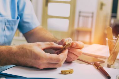 Doktor holding işitme cihazı