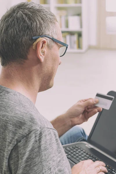 Concepto de comercio electrónico para hombres con discapacidad auditiva — Foto de Stock