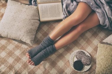 Yatakta uzanan kadın