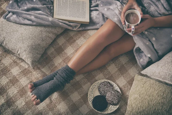 Mujer acostada en la cama — Foto de Stock