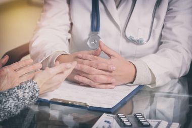 Doktor hastasını ile konuşmak
