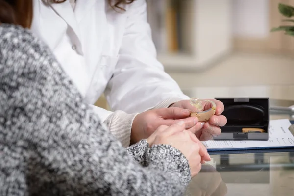 Médico mostrando audífono — Foto de Stock