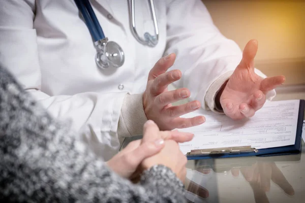 Läkare pratar med hennes patient — Stockfoto