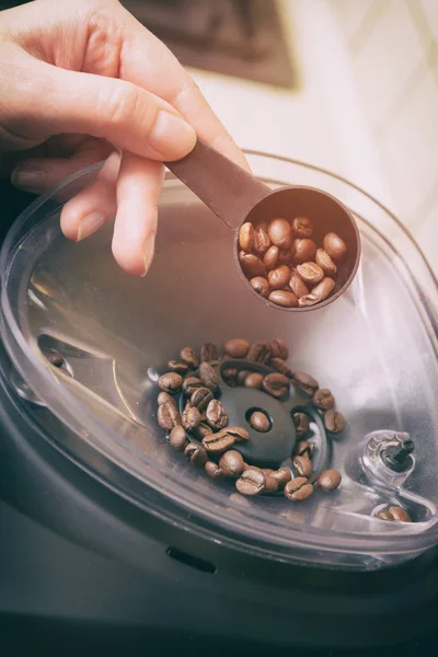 Añadir granos de café a la amoladora —  Fotos de Stock
