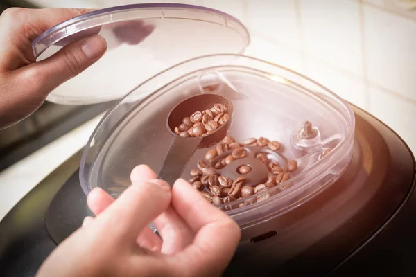 Adicionar grãos de café ao moedor — Fotografia de Stock