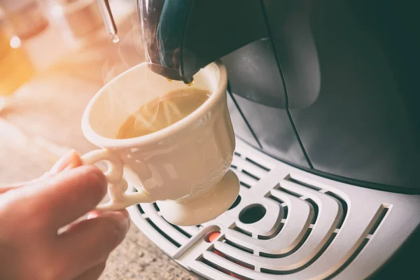 Máquina de café e xícara — Fotografia de Stock