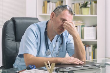 Ofisinde çok çalışan bir doktor.