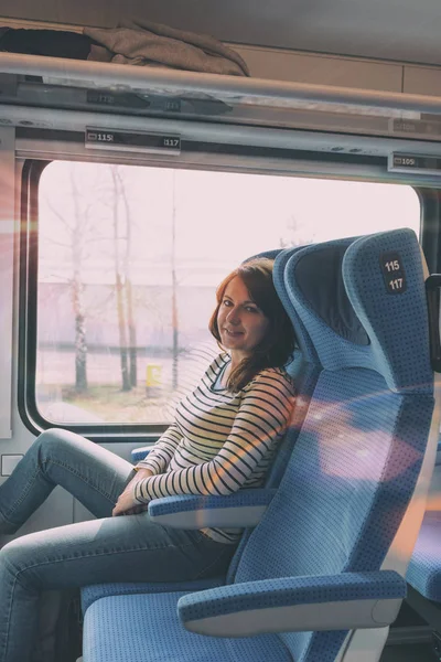 Mujer caucásica viajando en tren — Foto de Stock