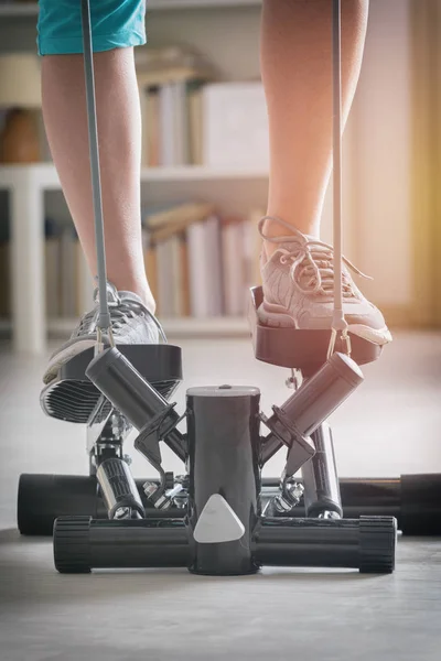 Exercises with stepper at home — Stock Photo, Image