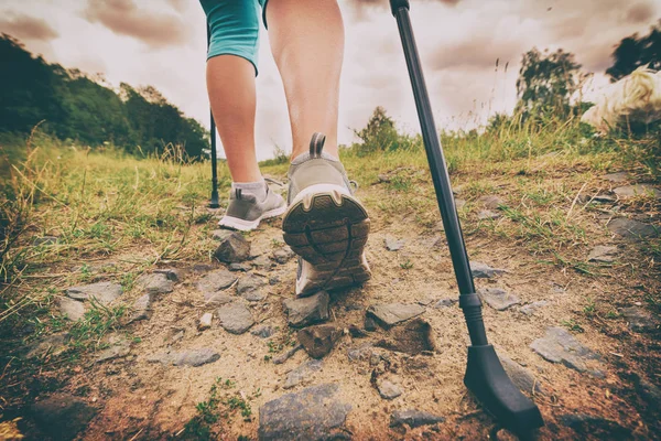 Kadın sopalarla hiking — Stok fotoğraf