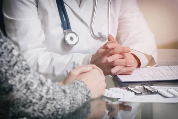 Doctor hablando con su paciente —  Fotos de Stock