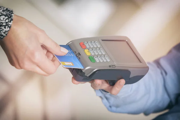Paying with credit or debit card — Stock Photo, Image