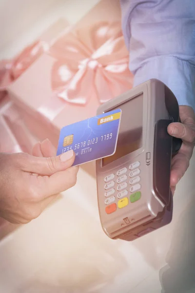 Оплата с помощью бесконтактной кредитной или дебетовой карты — стоковое фото