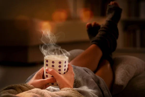 İçki içip kanepede yatan kadın