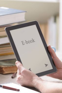 Modern ebook okuyucu tutan adam