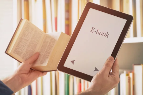 Homem segurando um leitor de ebook moderno e livro — Fotografia de Stock