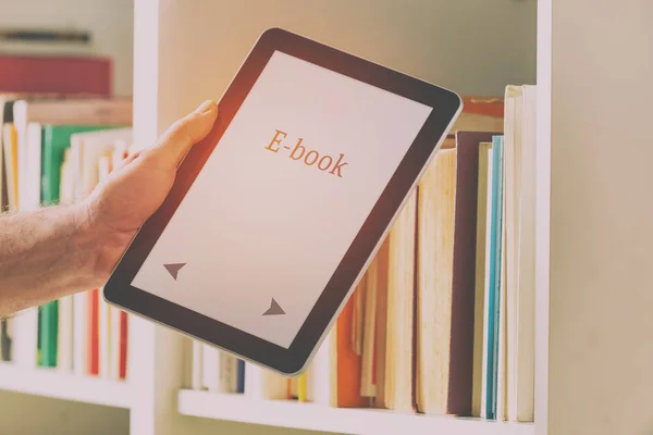 Modern ebook olvasó és könyvek — Stock Fotó