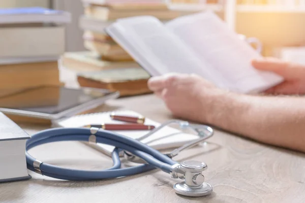 Doctor is preparing for the exam — Stock Photo, Image