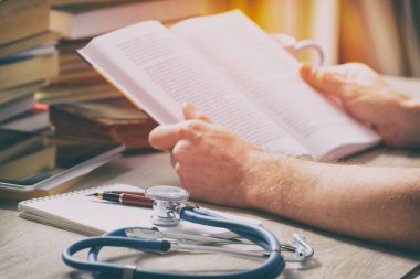 Doktor sınav için hazırlanıyor