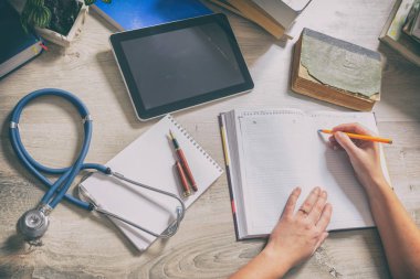 Doktor sınav için hazırlanıyor