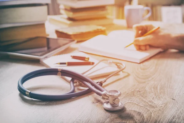 Doctor is preparing for the exam — Stock Photo, Image