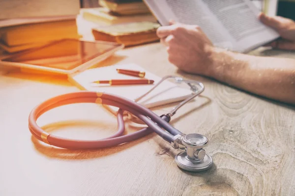 Doctor is preparing for the exam — Stock Photo, Image