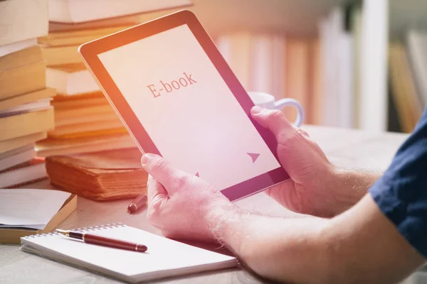 Man met een moderne ebook reader — Stockfoto