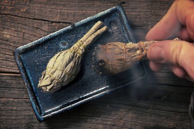 Adam beyaz adaçayı tütsü yakma