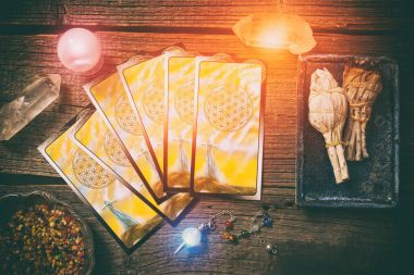 Tarot kartları bir tahta üzerinde