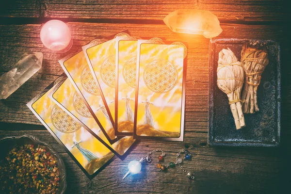 Carte di tarocchi su una tavola — Foto Stock