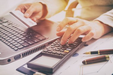 Kadının el holding kredi kartı